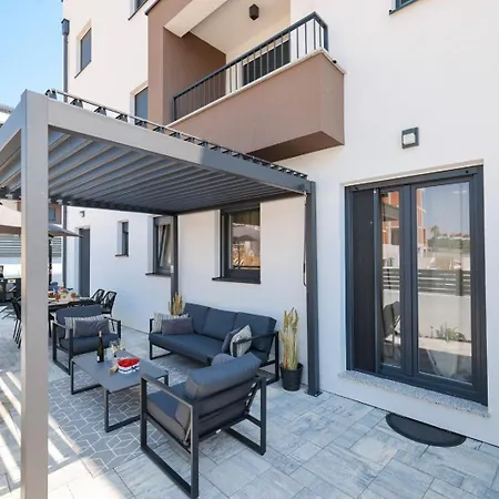 Belvedere - Garden And Jacuzzi Apartament Zadar